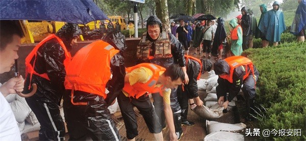 安陽(yáng)益和熱力集團(tuán)30人搶險(xiǎn)隊(duì)逆流而上，奮戰(zhàn)在抗洪一線(xiàn)